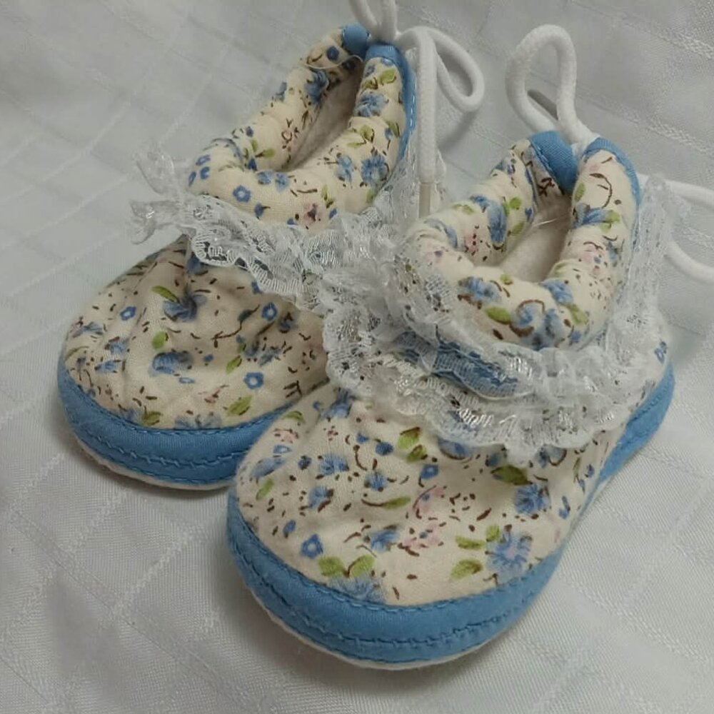 Perfect little white and blue floral slippers with laces at the back, 4 inches